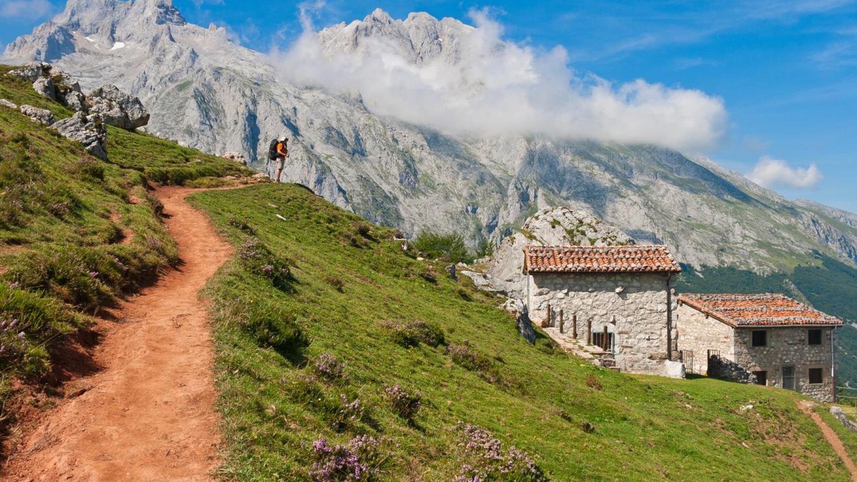 Excursionista en Bulnes, en los picos de Europa, Asturias.