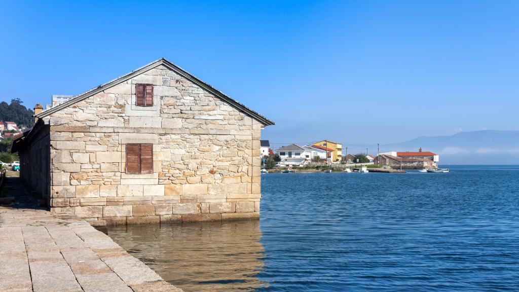 El molino de mareas de Muros con la marea alta