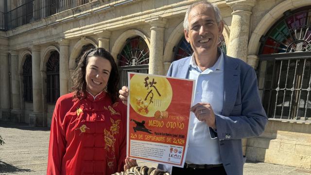 El concejal de Deportes, Vicente Canuria, y Eva de Paz, directora técnica del Club Taichi León