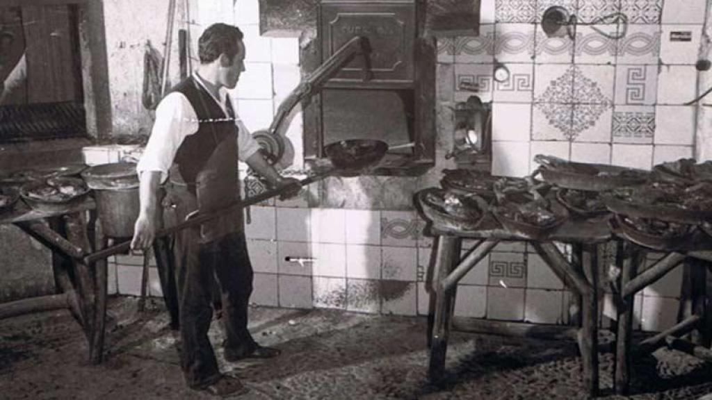 Foto antigua del horno de leña más grande de España.