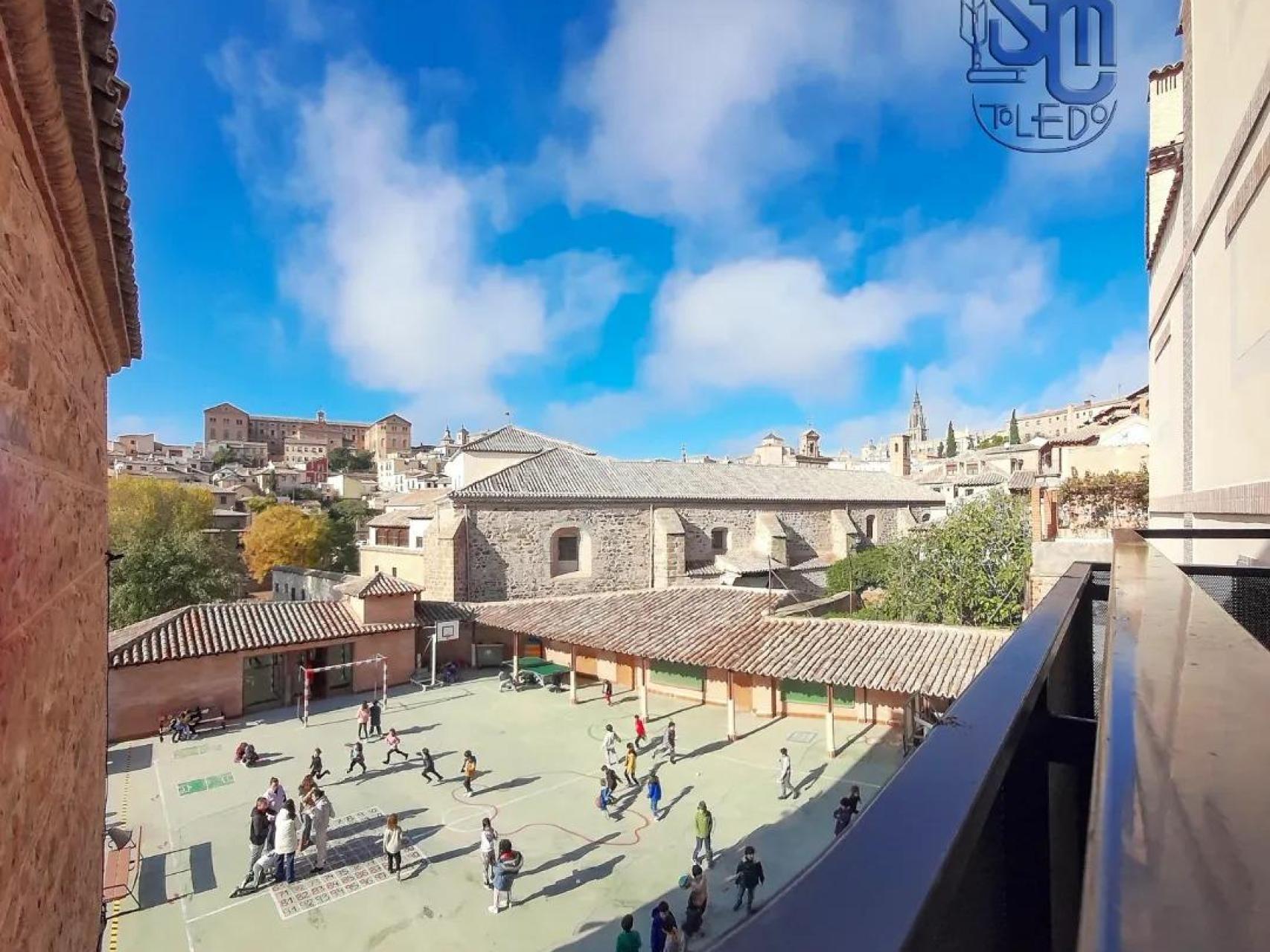 Patio del Colegio de Infantil y Primaria San Lucas y María, situado en el Casco histórico de Toledo.