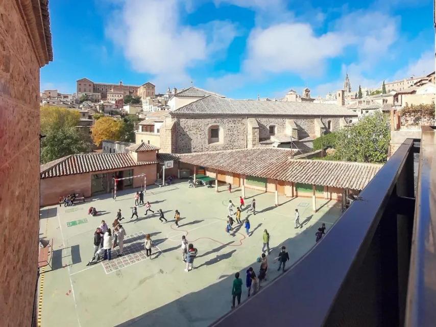 Patio del Colegio de Infantil y Primaria San Lucas y María, situado en el Casco histórico de Toledo.