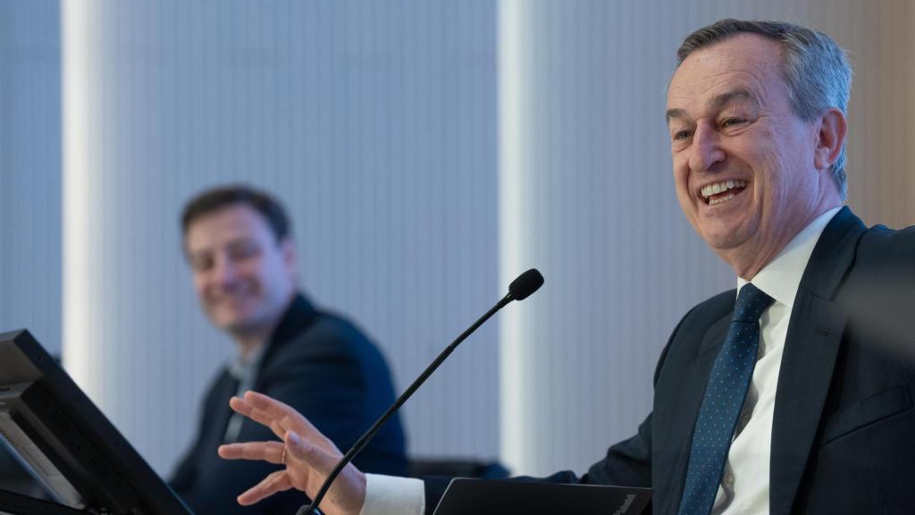 El consejero delegado de Sabadell, César González-Bueno, junto al director financiero, Leopoldo Alvear, durante la presentación de los resultados de 2023, en febrero de este año.