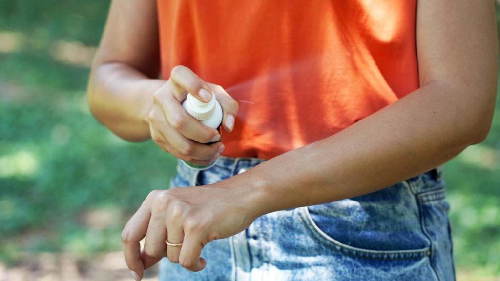 Mujer protegiéndose contra los mosquitos.