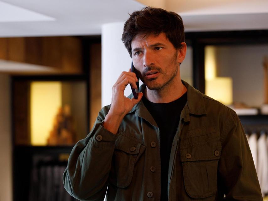 Andrés Velencoso interpreta a Miguel Larrea en la nueva serie de Disney+.