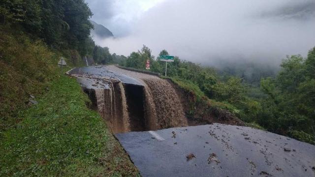 Una tormenta causó un fuerte derrumbe en la carretera RN-124, en territorio francés