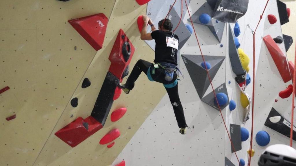 José Rosales escalando un 6b en desplome.