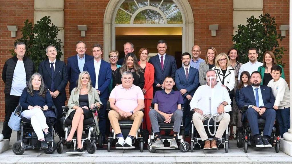 Pedro Sánchez, junto a representantes de asociaciones de ELA en España.