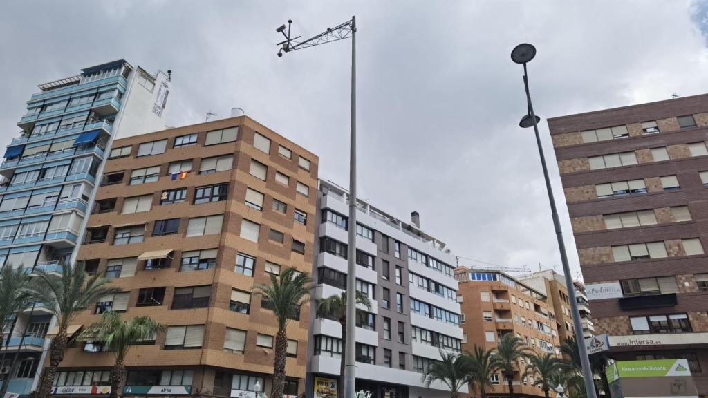 Una vista de edificios de viviendas en la avenida Alfonso el Sabio de Alicante.