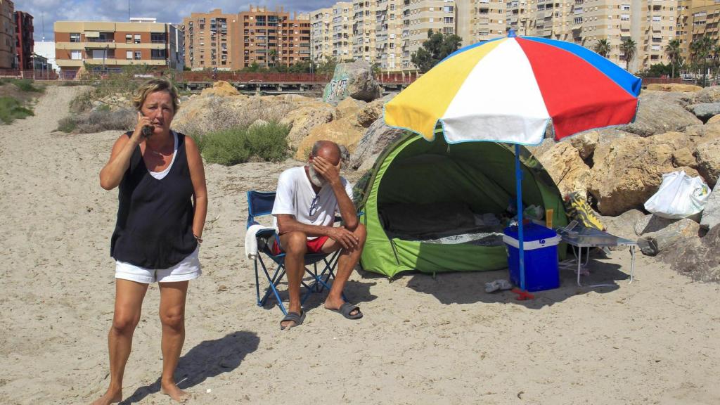 Charo y José Vicente, junto a sus pertenencias en la playa de San Gabriel.