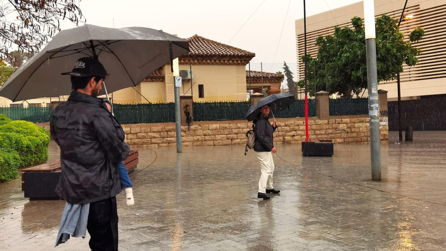 Una calle con lluvia en Alicante, en una imagen de archivo.