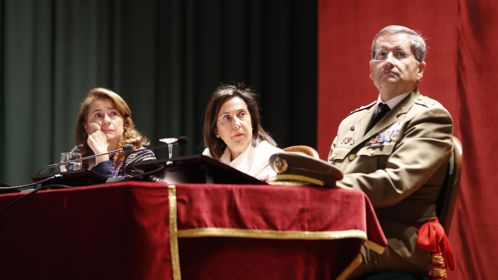 La ministra de Defensa, Margarita Robles, preside el acto de apertura del curso en la Academia General Militar de Zaragoza