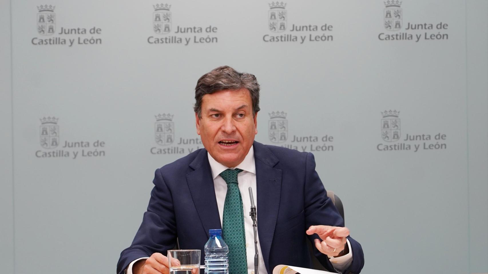 El consejero de Economía y Hacienda y portavoz de la Junta, Carlos Fernández Carriedo, comparece en rueda de prensa posterior a la reunión del Consejo de Gobierno