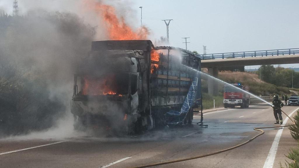 Los Bomberos sofocando las llamas del camión