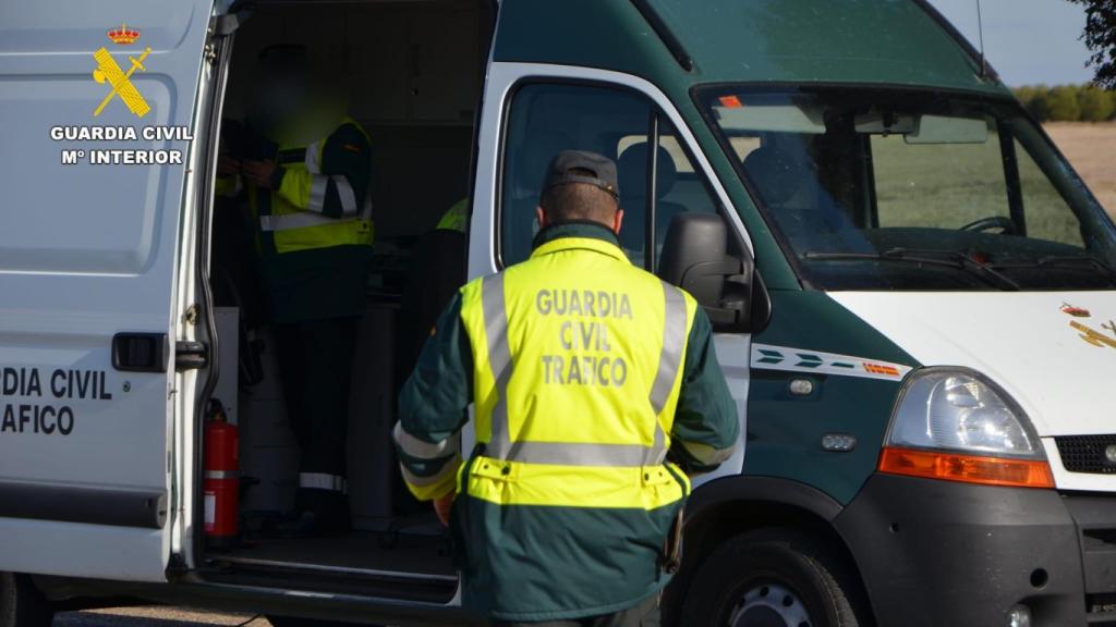 Guardia Civil de Tráfico realizando un test de drogas