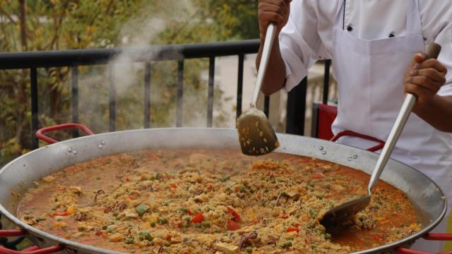 Cocinando una paella.