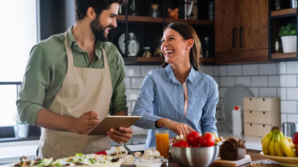 Dos personas cocinando