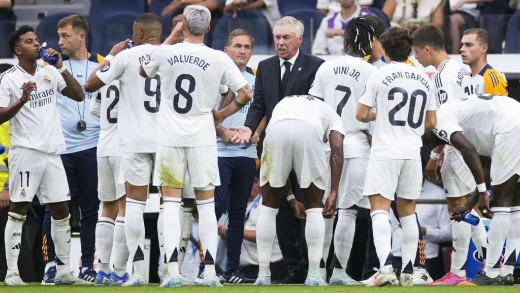 Carlo Ancelotti habla con los futbolistas del Real Madrid durante una pausa de hidratación