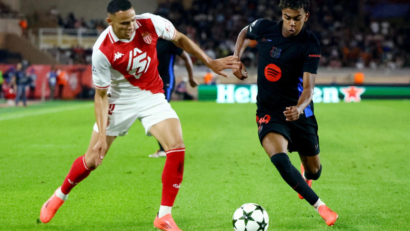 Lamine Yamal trata de llevarse el balón en el partido ante el Mónaco.