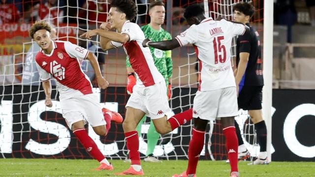 Akliouche celebra su gol con el Mónaco ante el Barça.