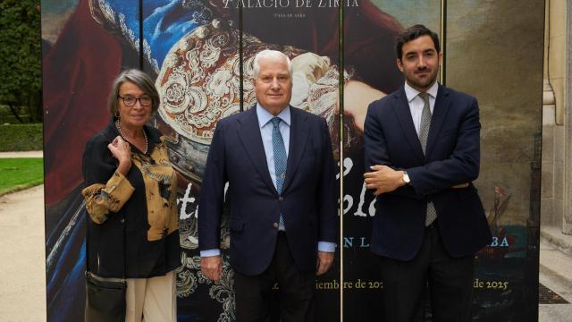 De izquierda a derecha: Consuelo Varela Bueno, comisaria de la exposición; Carlos Fitz-James Stuart y Martínez de Irujo, Duque de Alba; y Álvaro Romero Sánchez-Arjona, comisario de la exposición y director cultural de la Fundación Casa de Alba. Foto: Juan Rayos