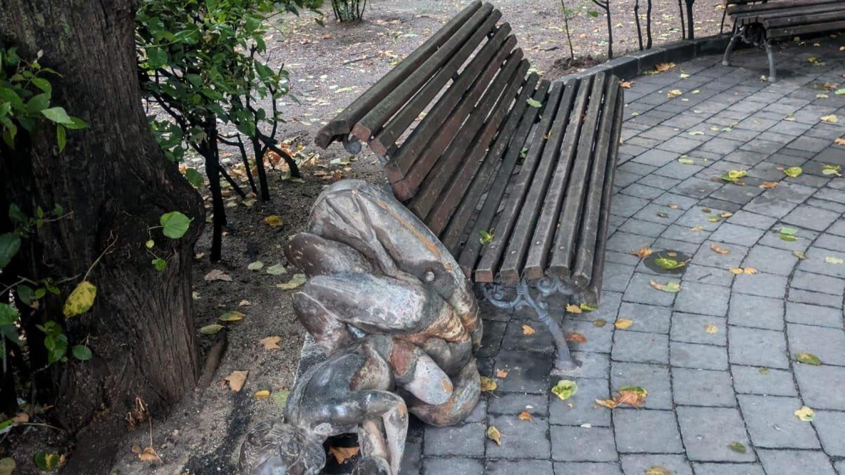 Fuente vandalizada en el parque de San Julián de Cuenca.