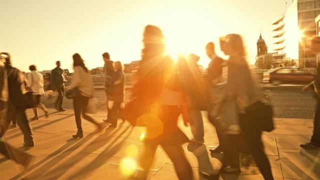 Personas caminando durante la puesta de sol.