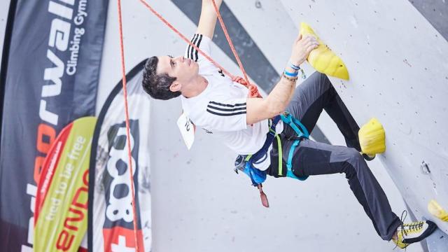 José Rosales escalando