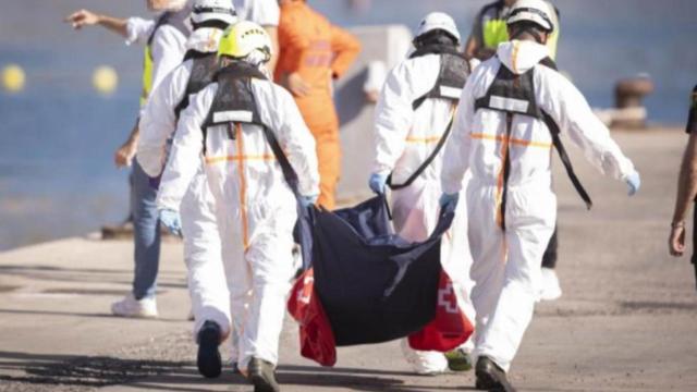 Traslado de un cuerpo de un migrante fallecido en un cayuco a la deriva cerca de El Hierro.