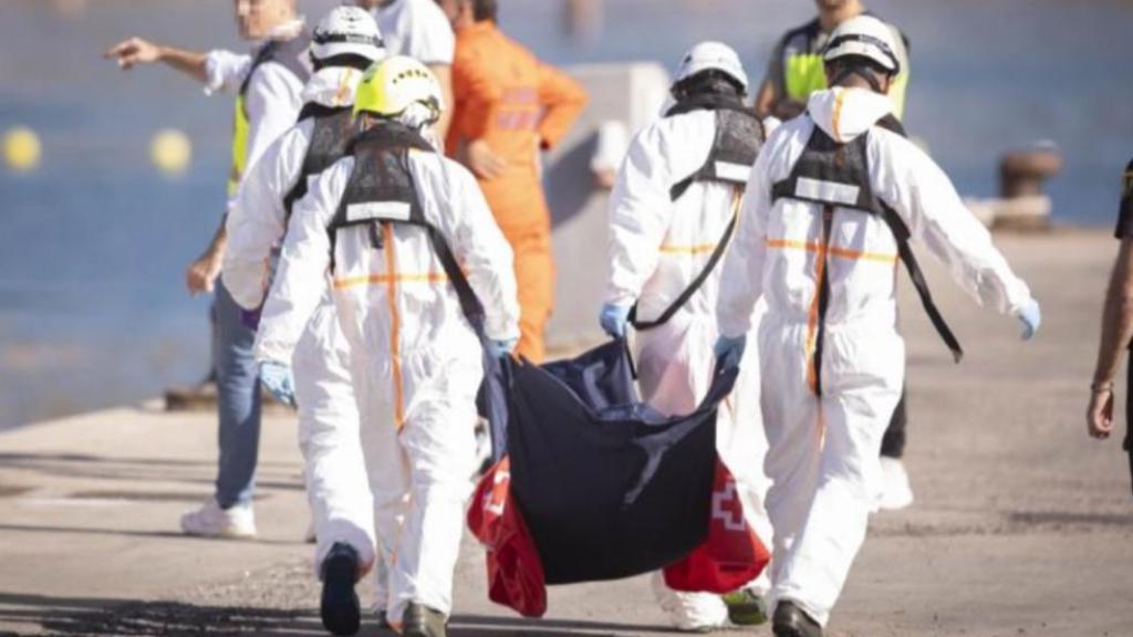 Traslado de un cuerpo de un migrante fallecido en un cayuco a la deriva cerca de El Hierro.