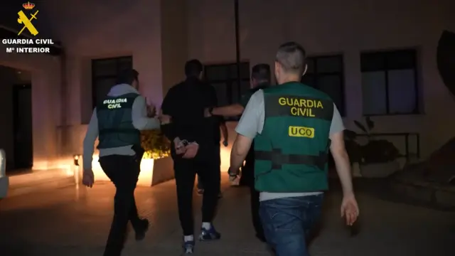 La UCO deteniendo a un sospechoso.