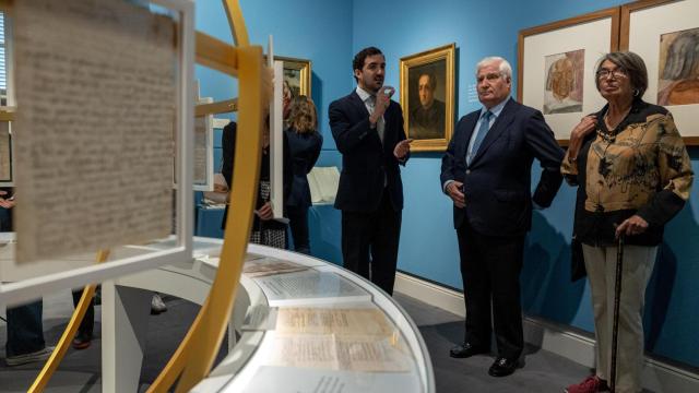 El duque de Alba y los comisarios de la exposición, delante de los autógrafos de Cristóbal Colón.