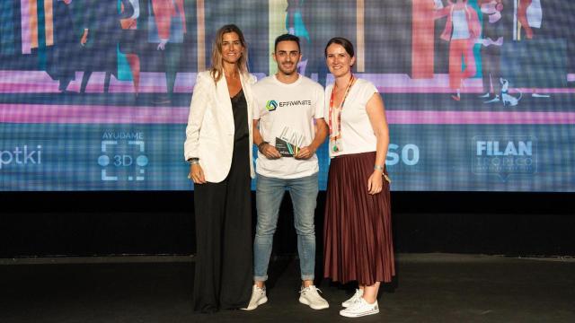 El fundador de Effiwaste recogiendo el premio a la mejor startup de 2024 en La Nave.