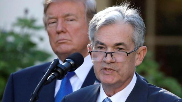 Donald Trump y  Jerome Powell