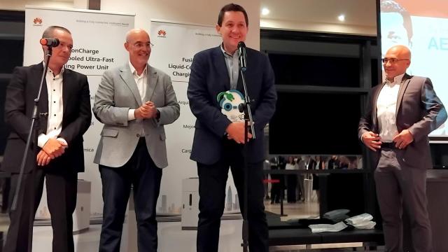 José Luis Cano recoge el premio junto a Adriano Mones y Arturo Pérez de Lucia (AEDIVE) y Daniel Boluda (Huawei).