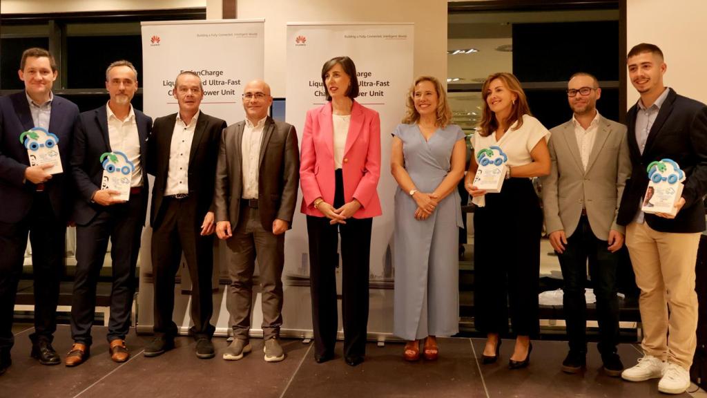 Foto de familia con los premiados, miembros de Aedive, patrocinadores y autoridades del Principado de Asturias.