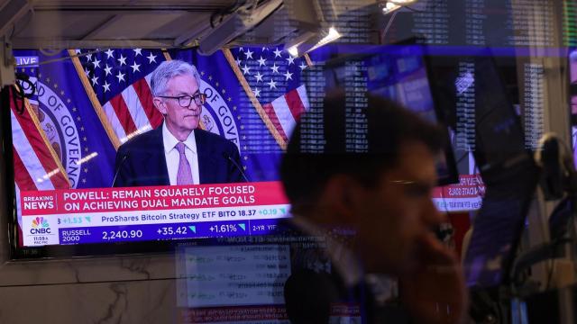 Una pantalla de la Bolsa de Nueva York muestra la rueda de prensa del presidente de la Fed, Jerome Powell.