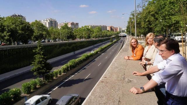 A la derecha en primer término, el alcalde de Madrid, José Luis Martínez-Almeida, en Calle 30 Natura.