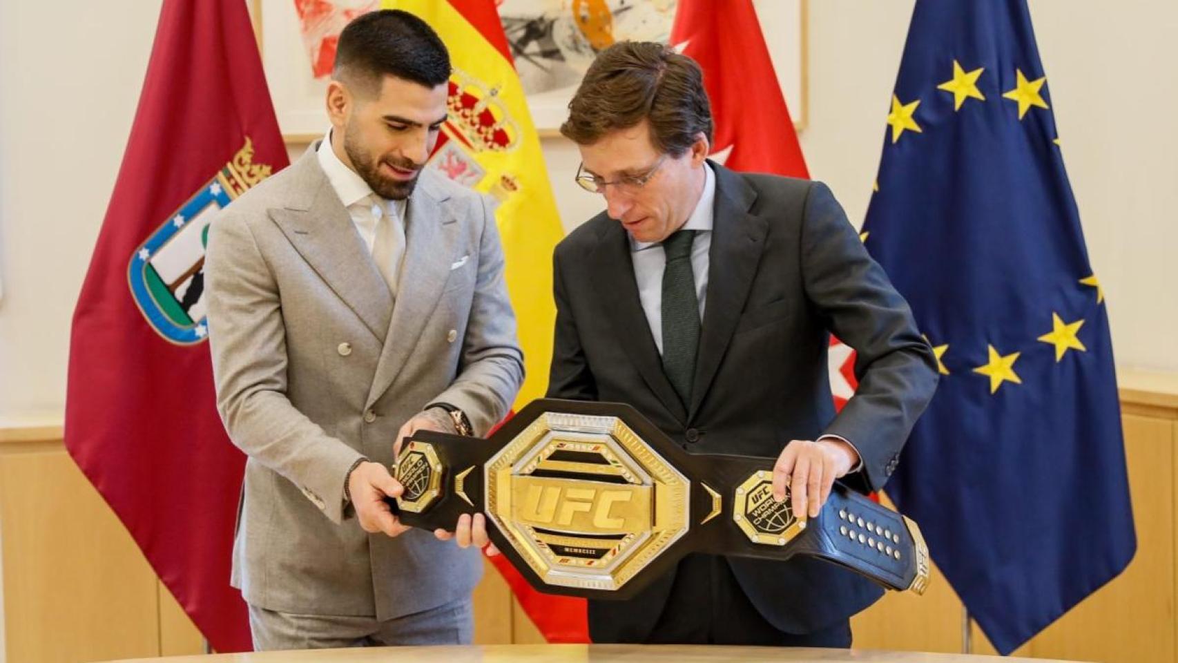 El peleador de la UFC Ilia Topuria y el alcalde de Madrid, José Luis Martínez-Almeida.