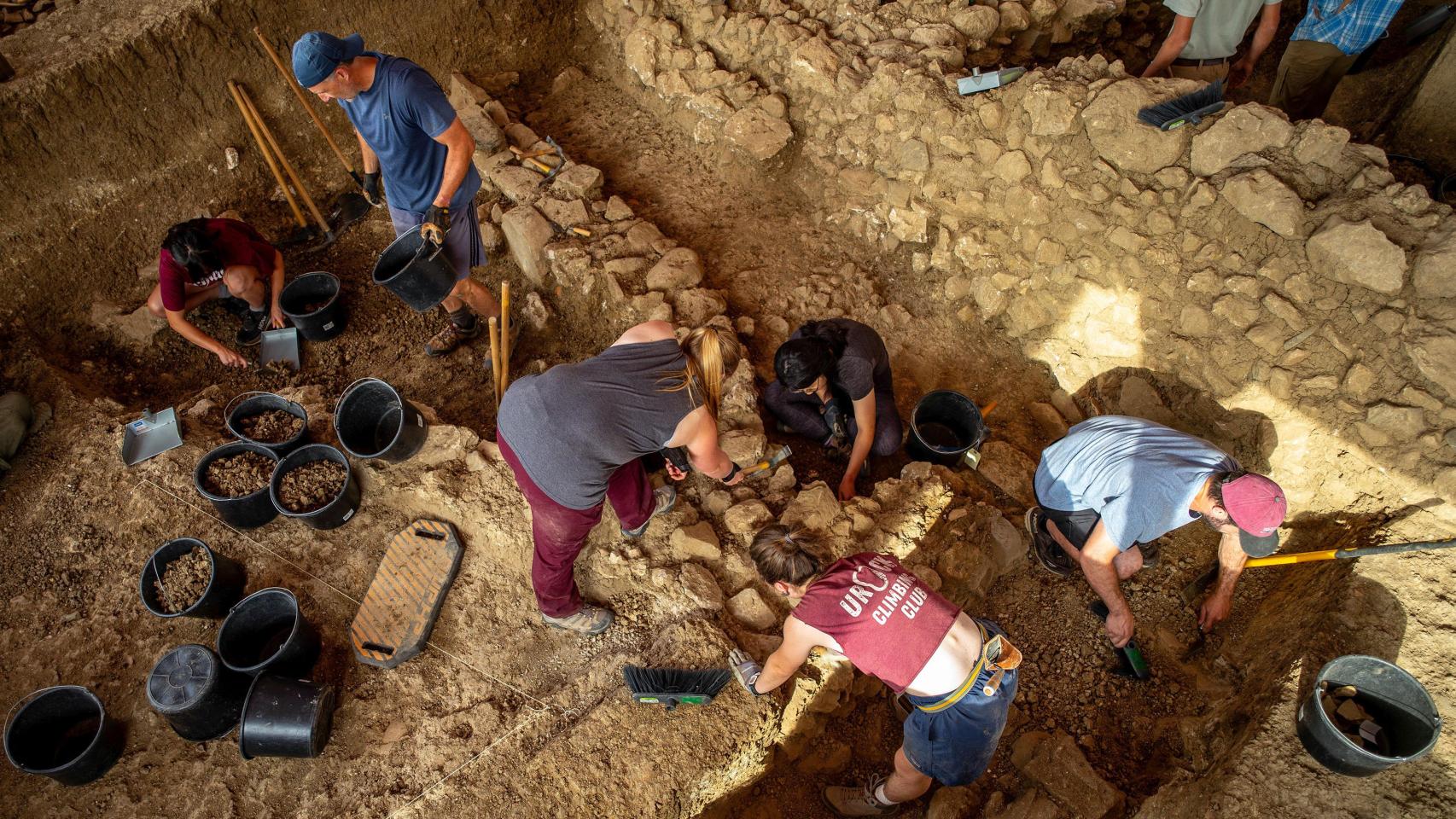 Estudiantes universitarios realizan trabajos de excavación en el yacimiento fenicio del Cerro del Villar en Málaga.