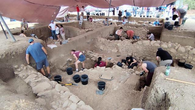 Trabajos arqueológicos en la cuarta campaña del Cerro del Villar, en Málaga.