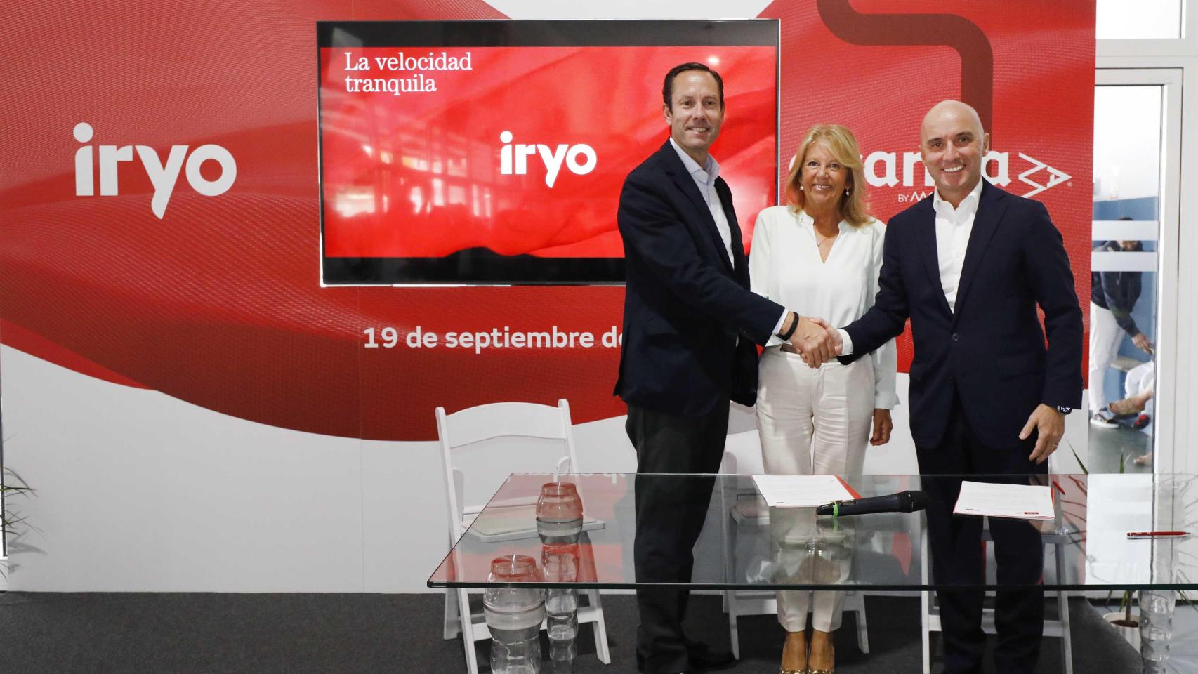 El director general de Avanza, Valentín Alonso; la alcaldesa de Marbella Ángeles Muñoz, y el CEO  de iryo, Simone Gorini.