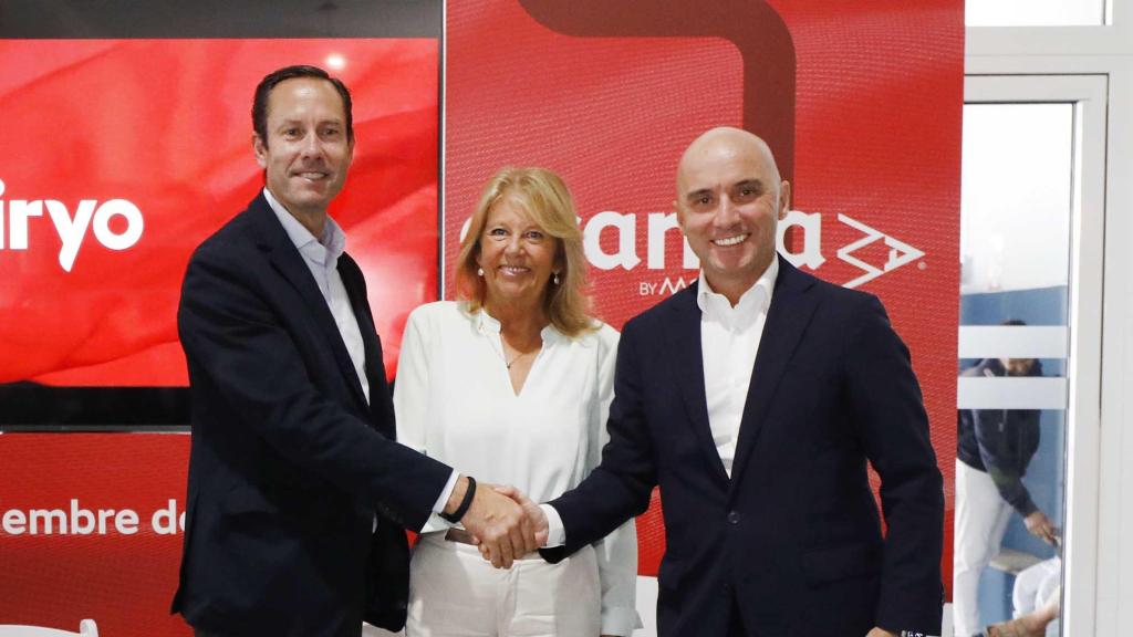 El director general de Avanza, Valentín Alonso; la alcaldesa de Marbella Ángeles Muñoz, y el CEO  de iryo, Simone Gorini.