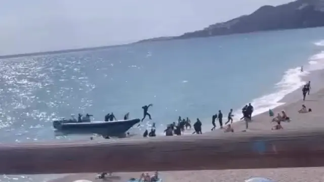 Vídeo del desembarco en Nerja de una lancha con inmigrantes ilegales.