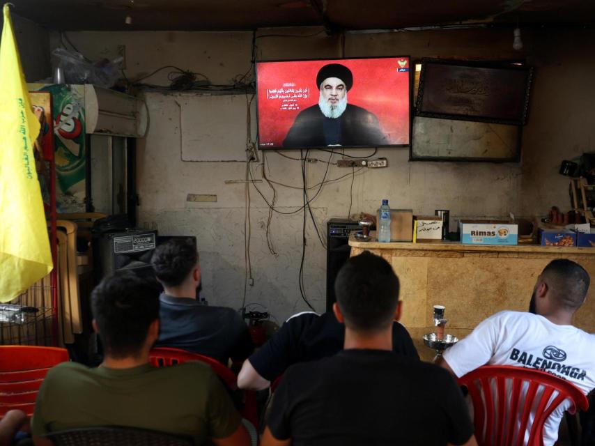 Seguidores de Hezbolá ven el discurso televisado de Nasrala