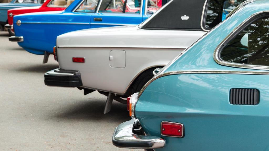 Imagen de coches clásicos en batería.