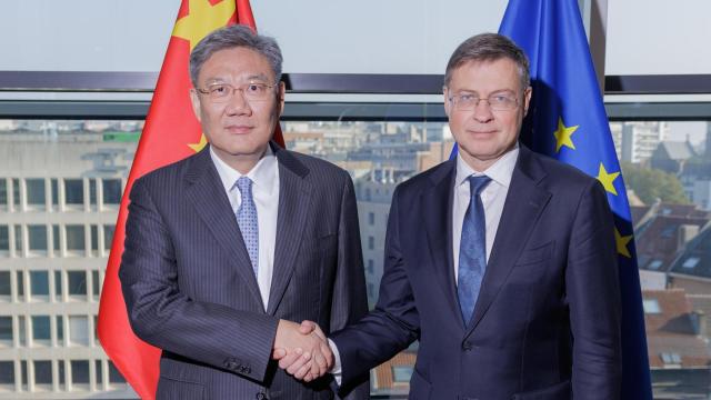 El vicepresidente económico de la Comisión, Valdis Dombrovskis, y el ministro de Comercio de China, Wang Wentao, durante su reunión en septiembre en Bruselas