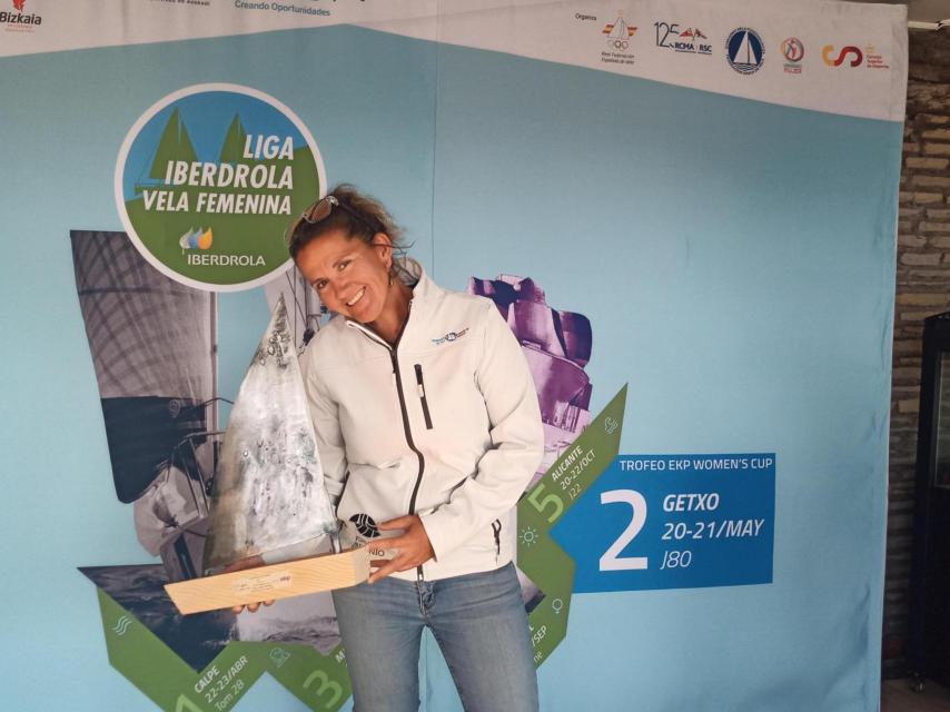 Elena Arévalo, con uno de sus premios de vela.