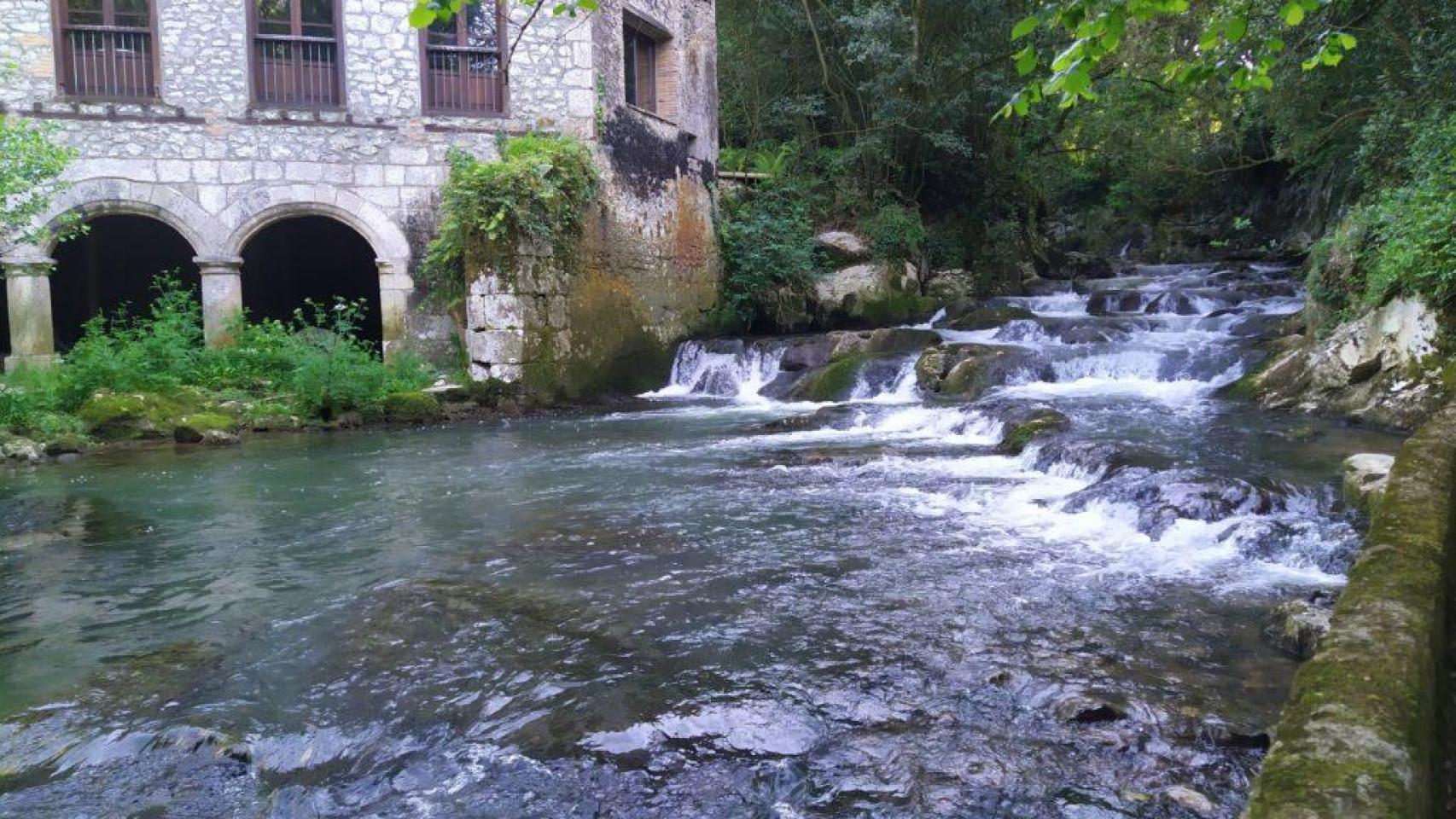 Cascada junto al balneario abandonado de Fuente del Francés, Cantabria.