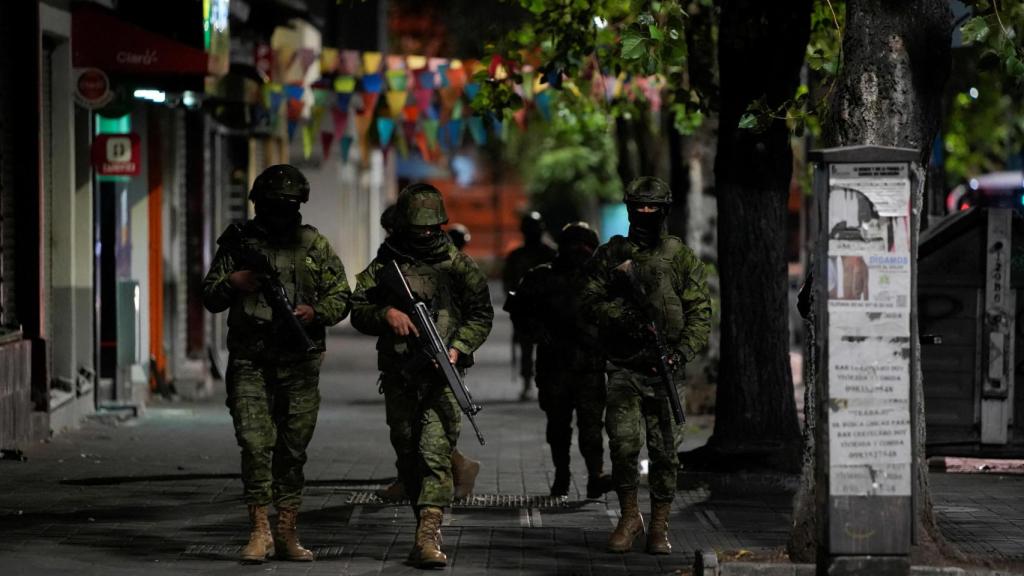 Los militares patrullan las calles de Quito durante los apagones programados por el Gobierno de Ecuador.